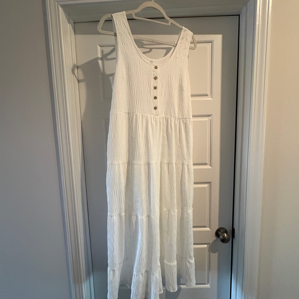 Elegant White Sleeveless Dress